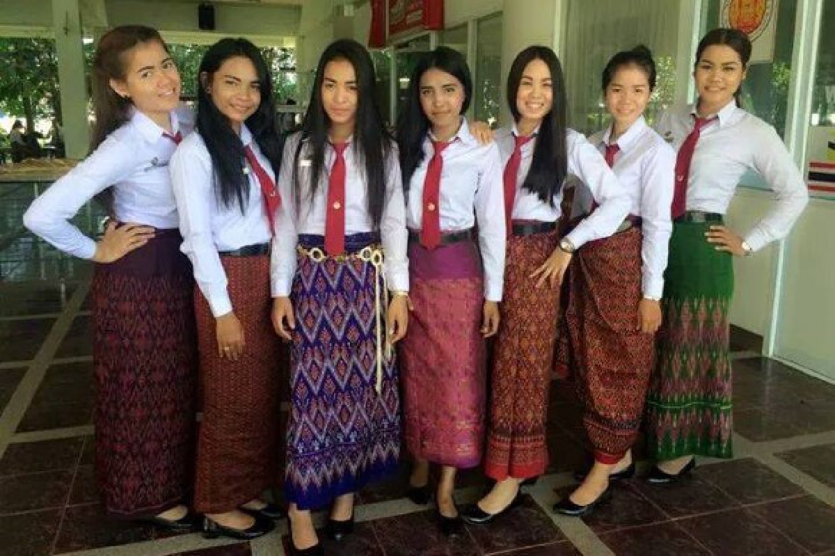 ชื่นชมกระหึ่ม! นศ.อาชีวะสุรินทร์ ใส่ชุดผ้าไหมมาเรียน ชื่นชมกระหึ่ม! นศ.อาชีวะสุรินทร์ ใส่ชุดผ้าไหมมาเรียน