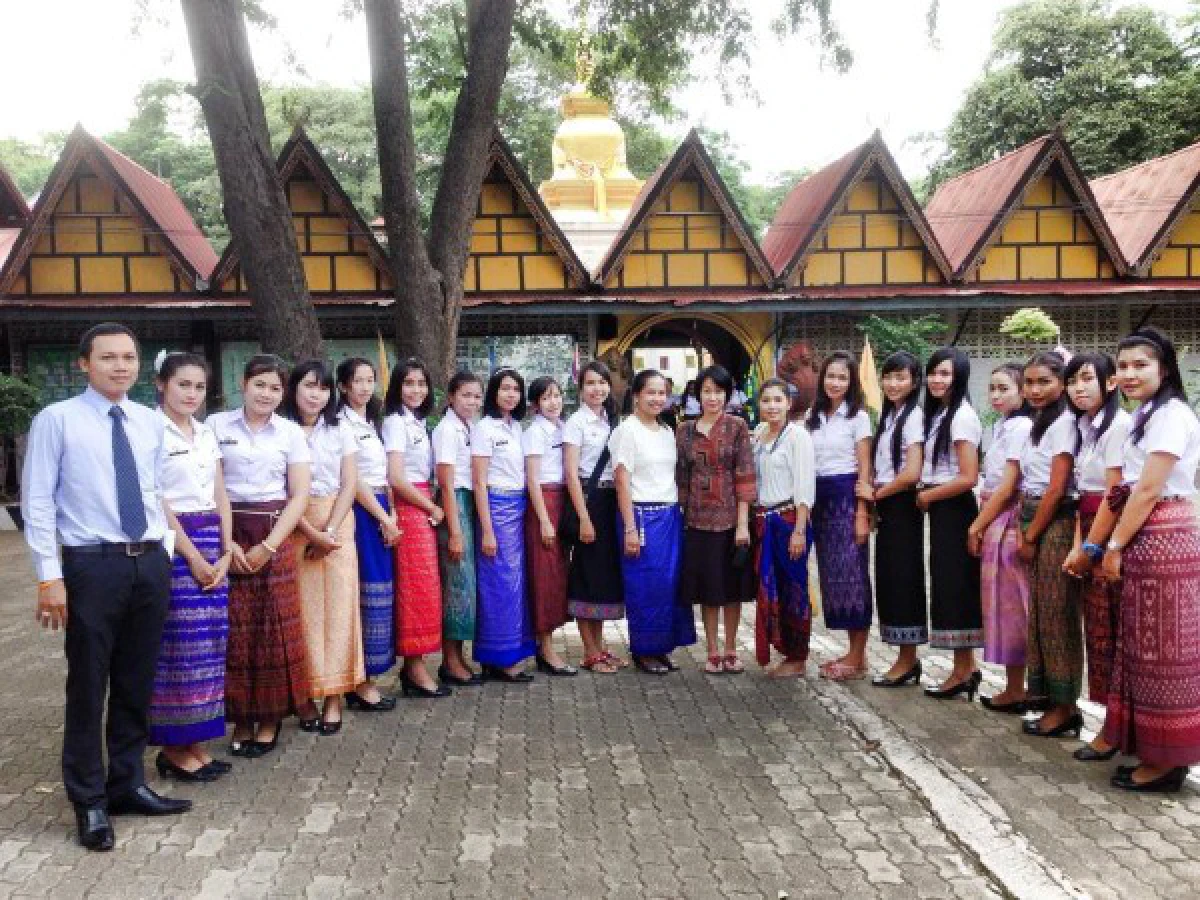 ชื่นชมกระหึ่ม! นศ.อาชีวะสุรินทร์ ใส่ชุดผ้าไหมมาเรียน