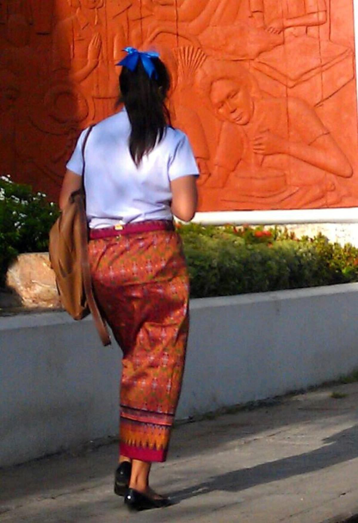 ชื่นชมกระหึ่ม! นศ.อาชีวะสุรินทร์ ใส่ชุดผ้าไหมมาเรียน