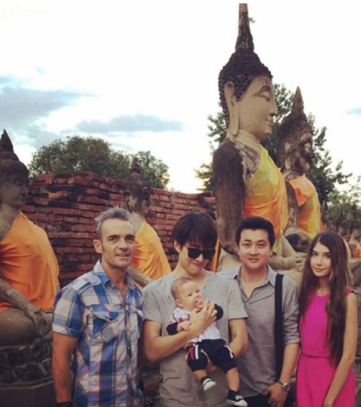 "ไมค์-ซาร่า"พาลูกไหว้พระอยุธยา แฟนคลับจิ้นไม่เลิก!