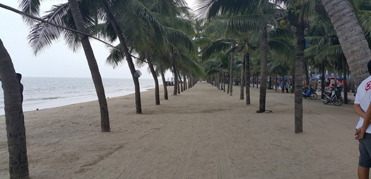 Bang Saen beach cleanup