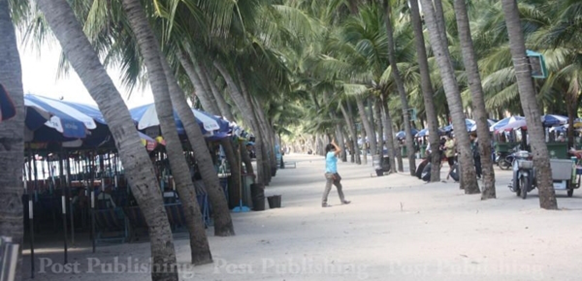 Bang Saen beach cleanup