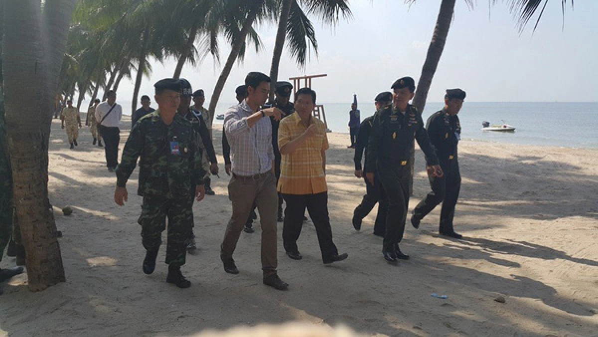 Bang Saen beach cleanup