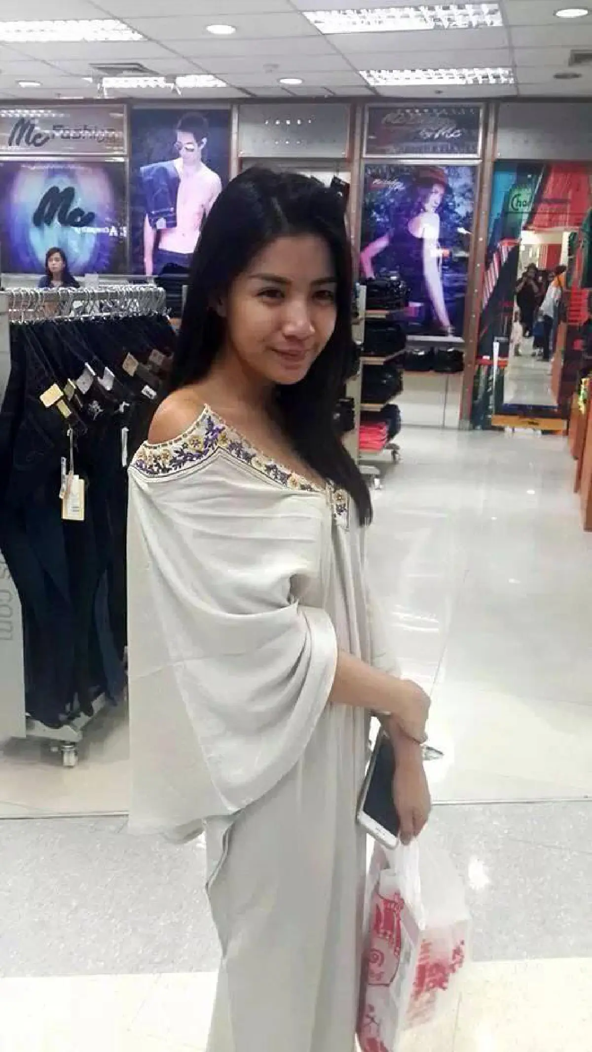 โดนอีก!แฉภาพ"ใบเตย"หน้าสด-ใส่ชุดยาวลากพื้นเดินห้าง