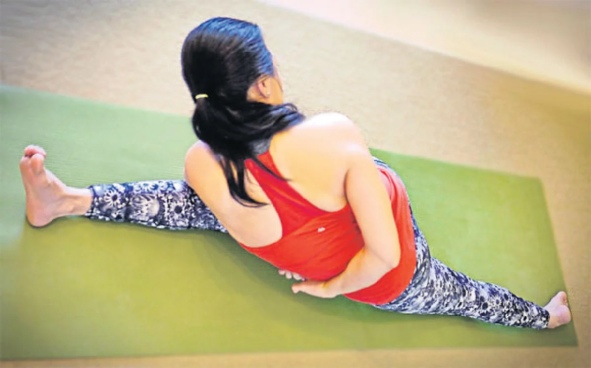 ท่า Matsyendra Hanumanasana