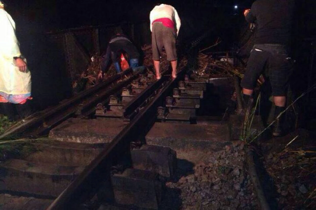 น้ำพัดหินรองรางรถไฟช่วงชุมพรทำเดินรถชะงักชั่วคราว