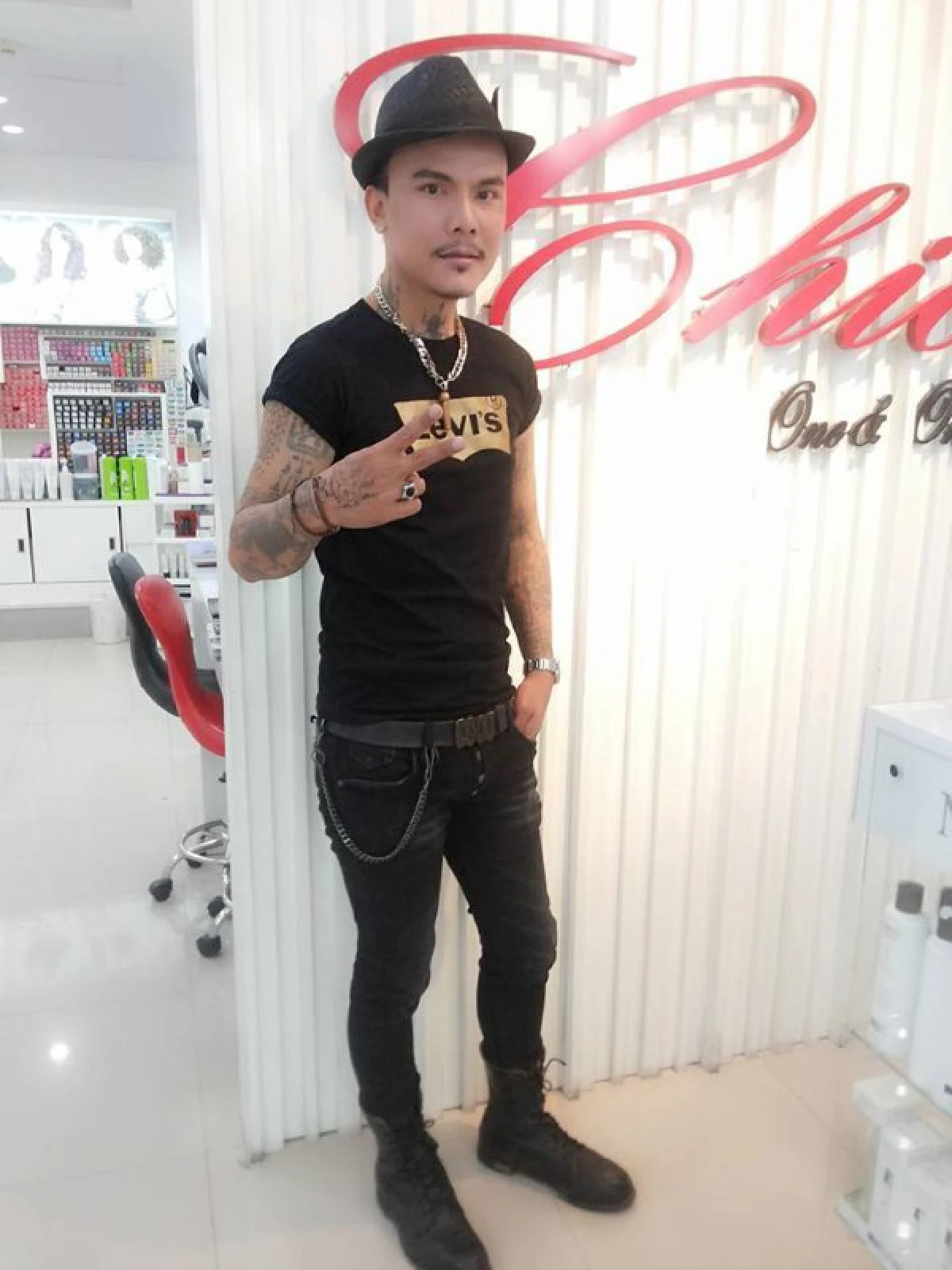 "กอล์ฟฟี่" แฮร์สไตล์ลิสใจบุญ ตัดผมคนป่วย-แต่งหน้าศพฟรี