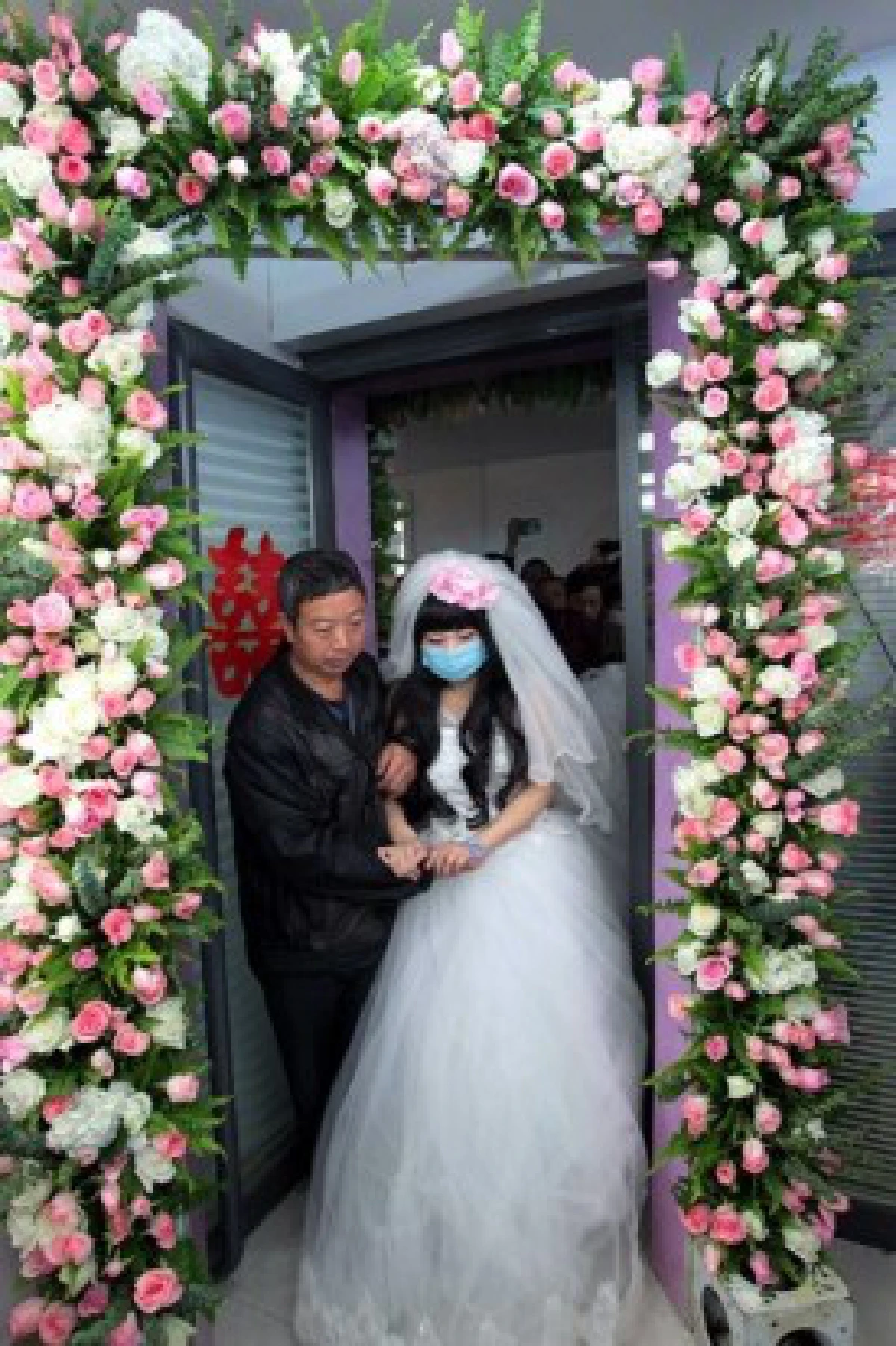 หนุ่มจีนจัดพิธีวิวาห์แฟนสาวที่ป่วยเป็นมะเร็งระยะสุดท้าย (มีคลิป)