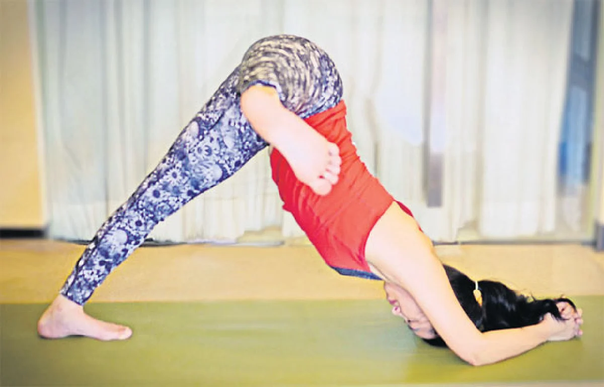 ท่าปลาโลมาแยกขา