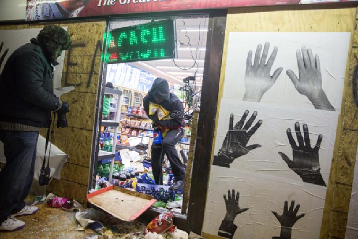 Breaking: (US) Ferguson tense as policeman not charged in killing of black teen