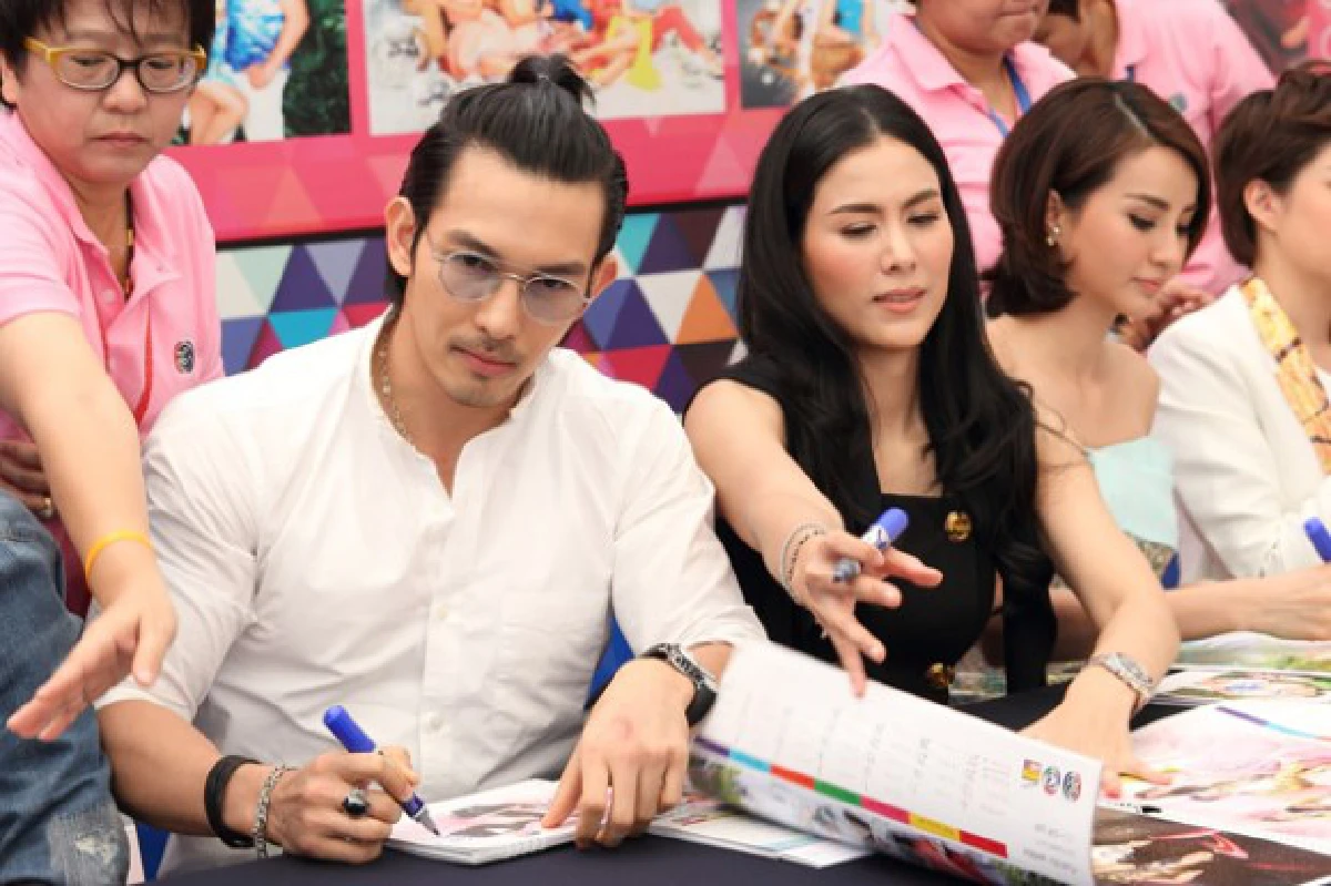 ฟินสุดๆ!ช่อง3 จัดพาเหรดดาราแจกลายเซ็นปฏิทิน2015