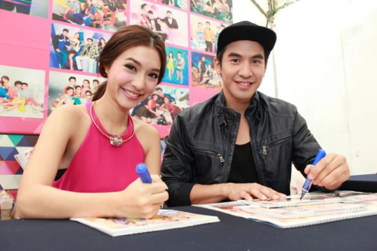 ฟินสุดๆ!ช่อง3 จัดพาเหรดดาราแจกลายเซ็นปฏิทิน2015