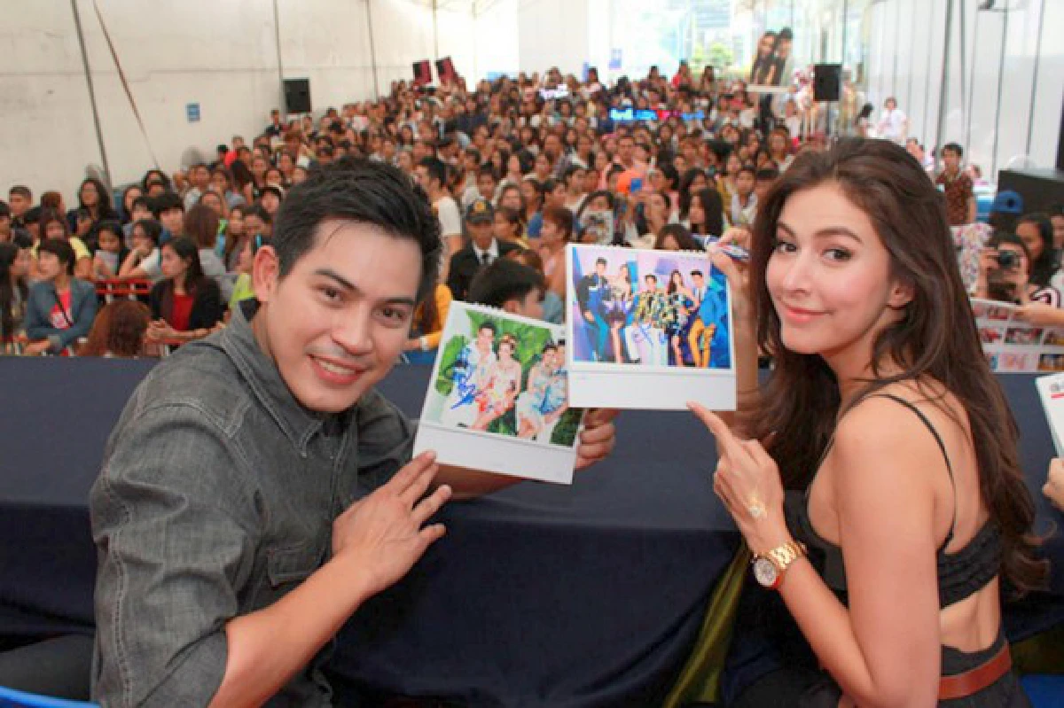 ฟินสุดๆ!ช่อง3 จัดพาเหรดดาราแจกลายเซ็นปฏิทิน2015