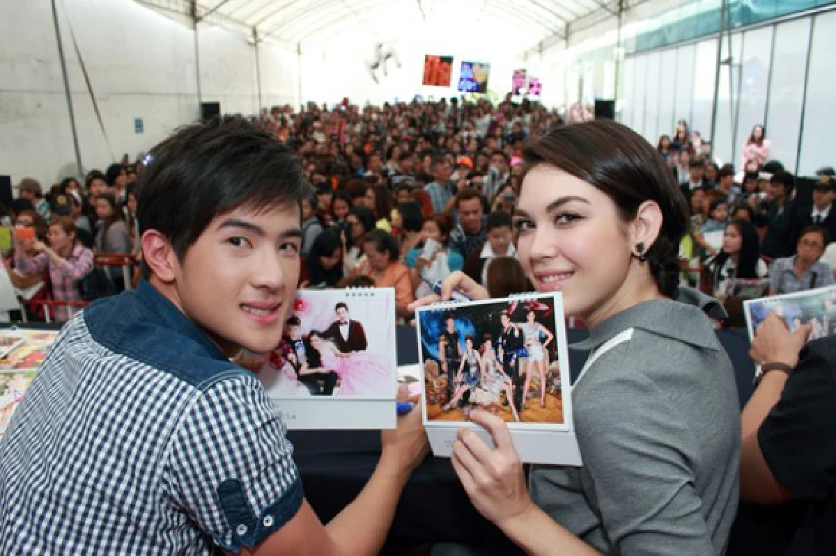 ฟินสุดๆ!ช่อง3 จัดพาเหรดดาราแจกลายเซ็นปฏิทิน2015