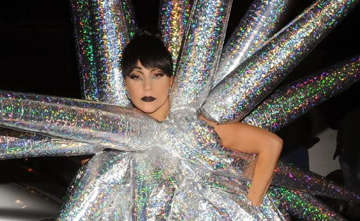 แฟชั่นหลุดโลก!"เลดี้ กาก้า"ในชุดหอยเม่นยักษ์