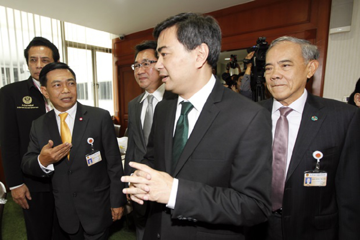 "มาร์ค"ย้ำ กมธ.ยกร่างรธน. นิรโทษฯไม่เหมาเข่ง "มาร์ค"ย้ำ กมธ.ยกร่างรธน. นิรโทษฯไม่เหมาเข่ง