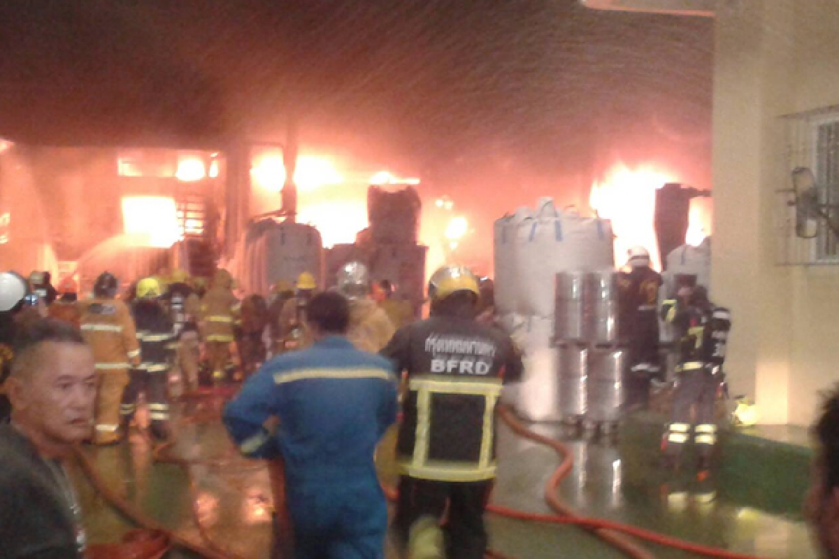 ไฟไหม้!โรงงานพลาสติกย่านพระราม2