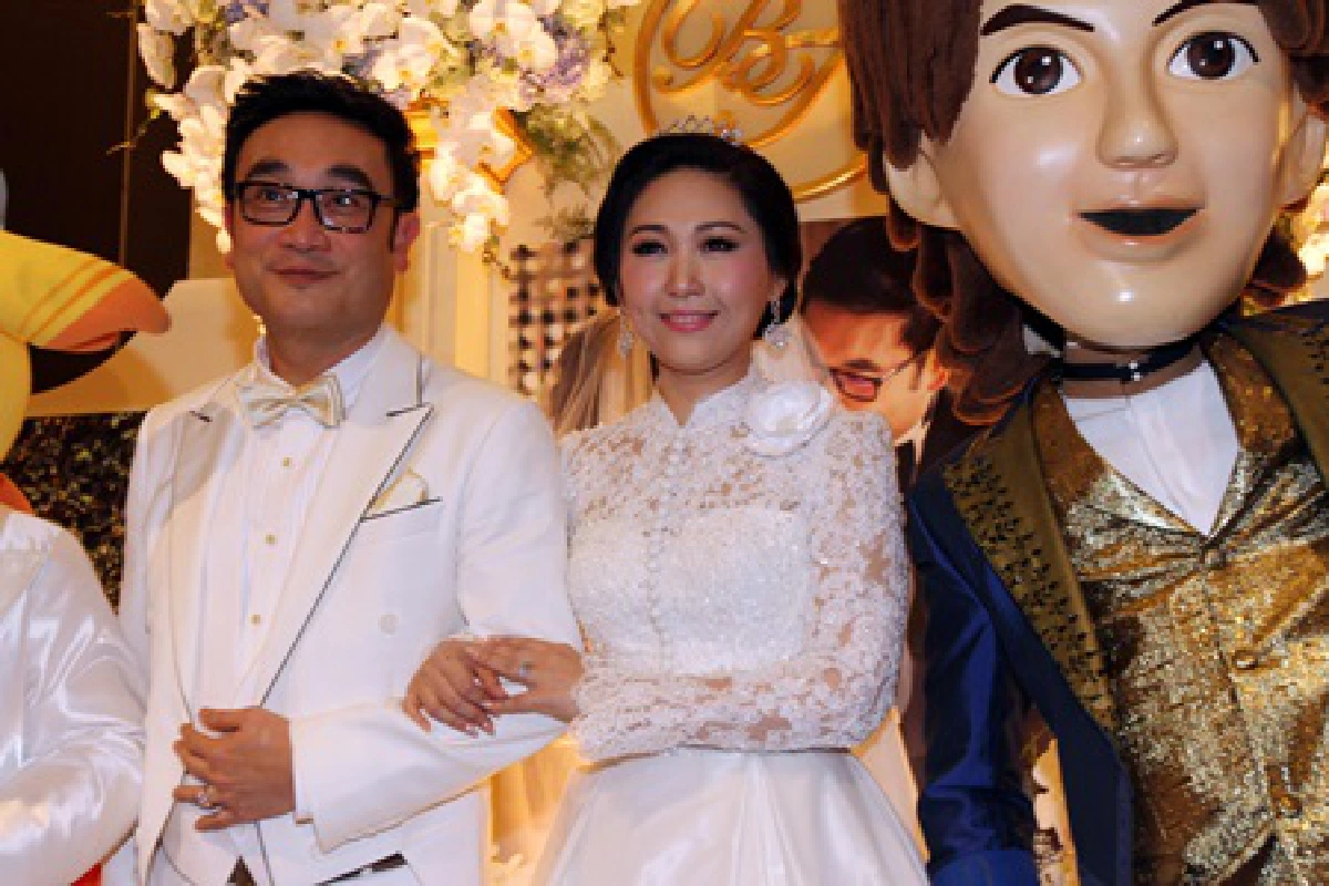 "ประยุทธ์"-"ยิ่งลักษณ์"ร่วมงานแต่งลูกเจ้าสัวซีพี