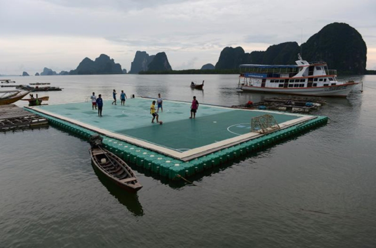 Football over water draws tourists