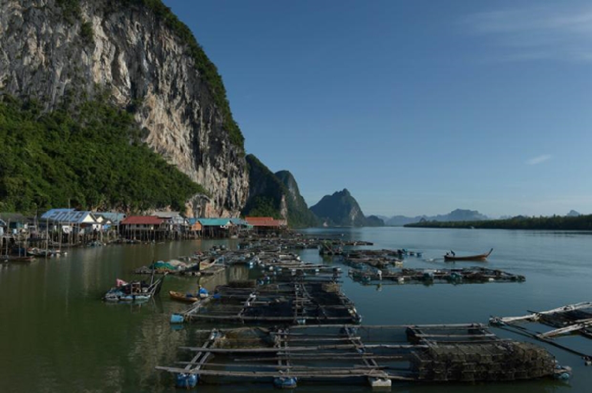 Football over water draws tourists