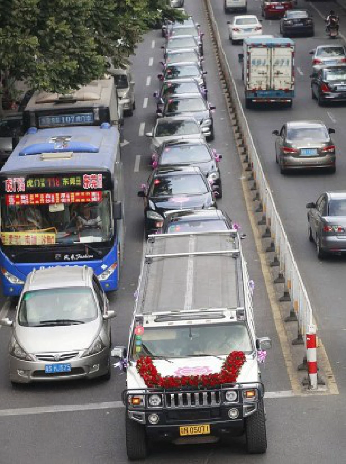 เศรษฐีจีนใจป้ำ!ควัก5ล้านแจกประชาชนที่รอรับขบวนวิวาห์