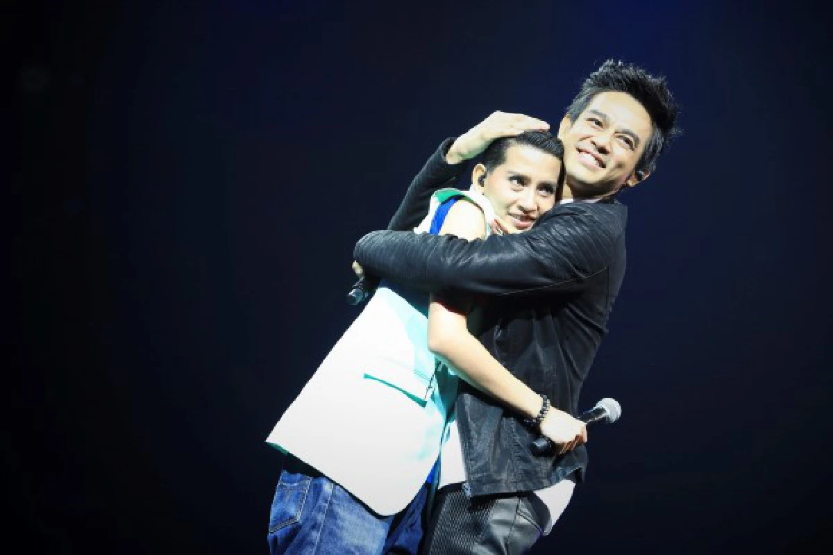 "มอส"ชวนเพื่อนซี้!แดนซ์กระจาย ฉลองปาร์ตี้ครบ25ปี