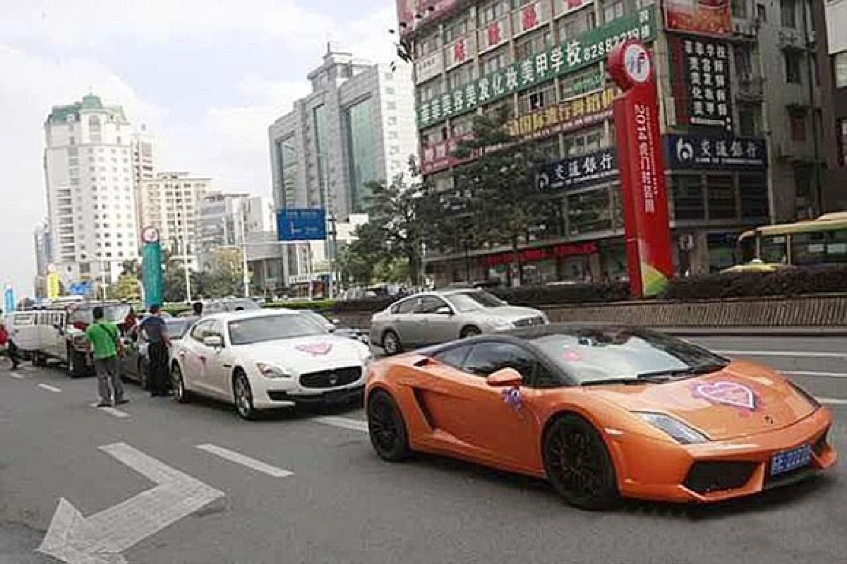 เศรษฐีจีนใจป้ำ!ควัก5ล้านแจกประชาชนที่รอรับขบวนวิวาห์