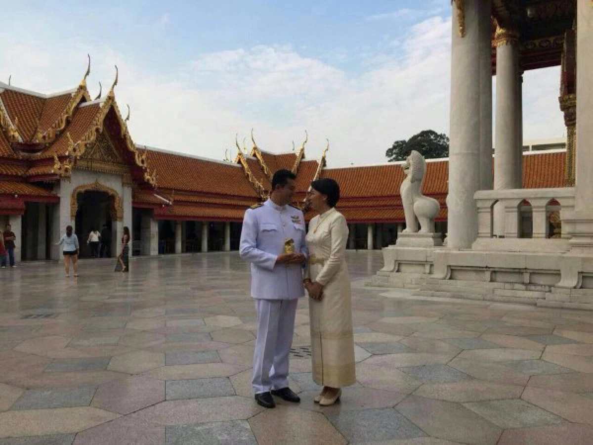 โค้ชอ๊อต-เฝิงคุนรับพระราชทานน้ำสังข์