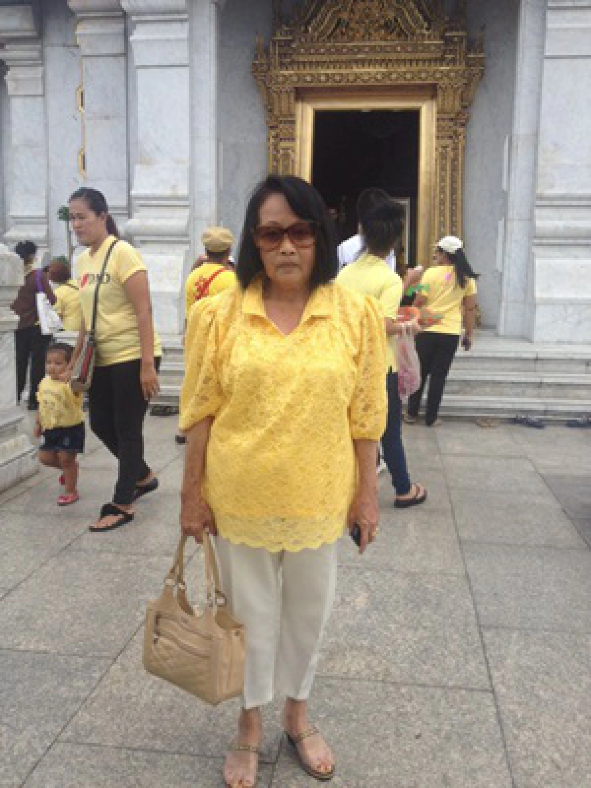 พสกนิกรหลั่งไหลขอพรวัดพระแก้วให้"ในหลวง"ทรงแข็งแรง