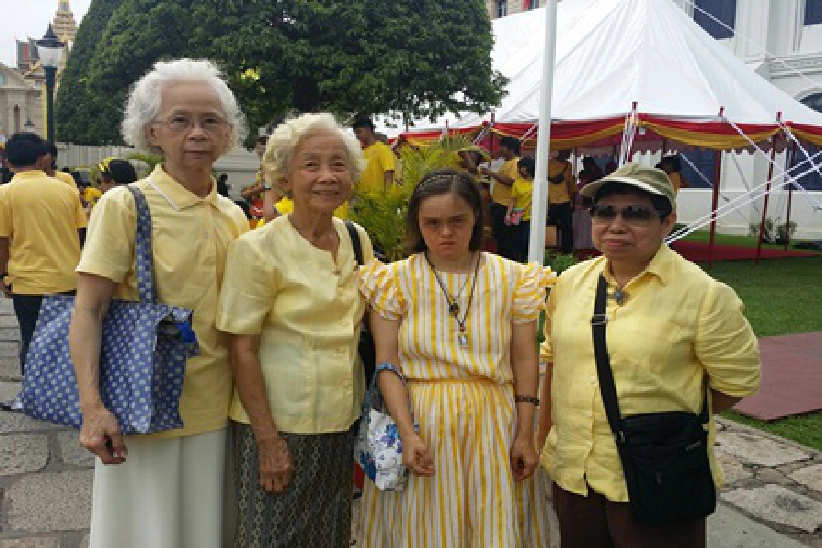 พสกนิกรหลั่งไหลขอพรวัดพระแก้วให้"ในหลวง"ทรงแข็งแรง