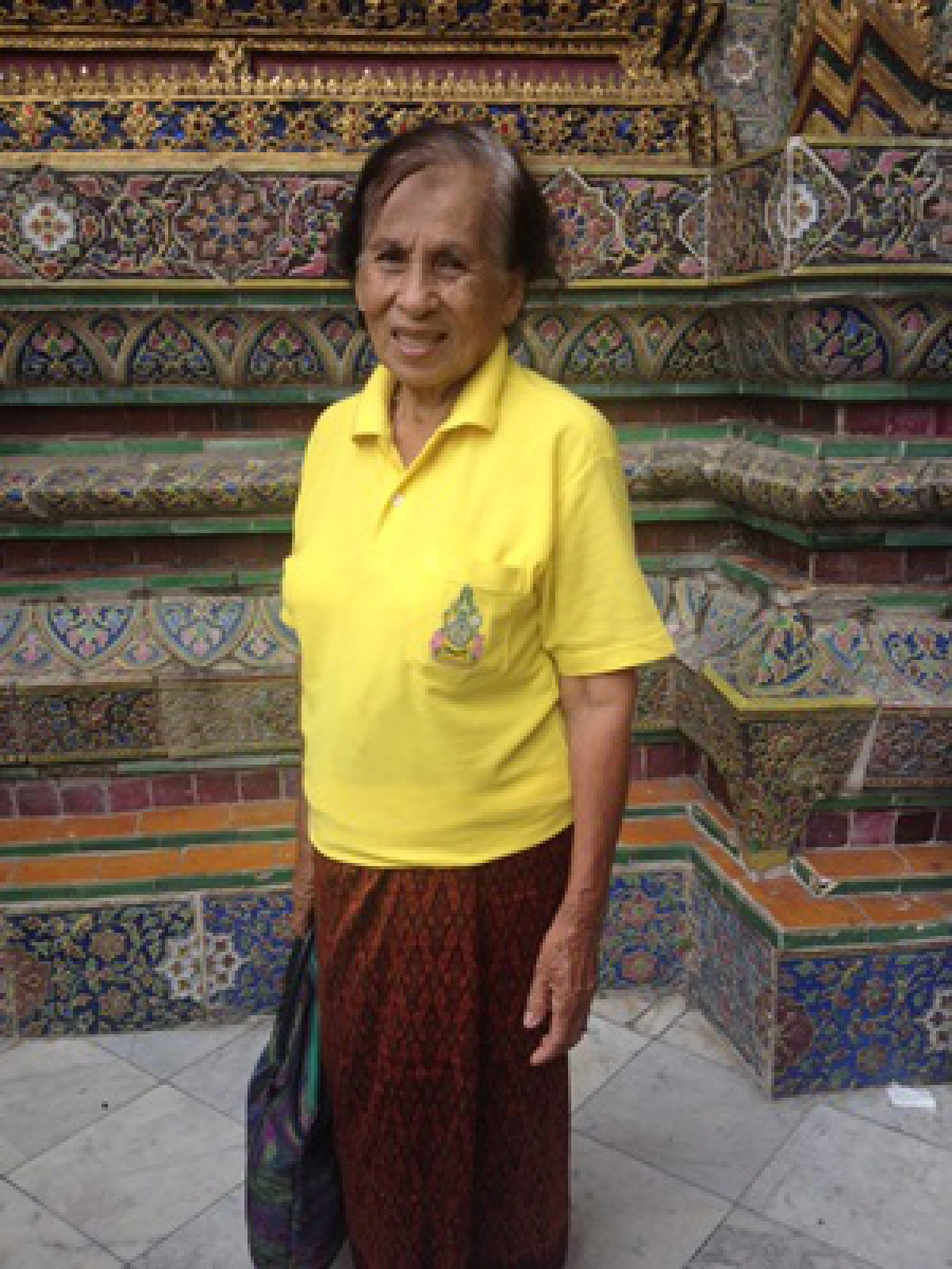 พสกนิกรหลั่งไหลขอพรวัดพระแก้วให้"ในหลวง"ทรงแข็งแรง