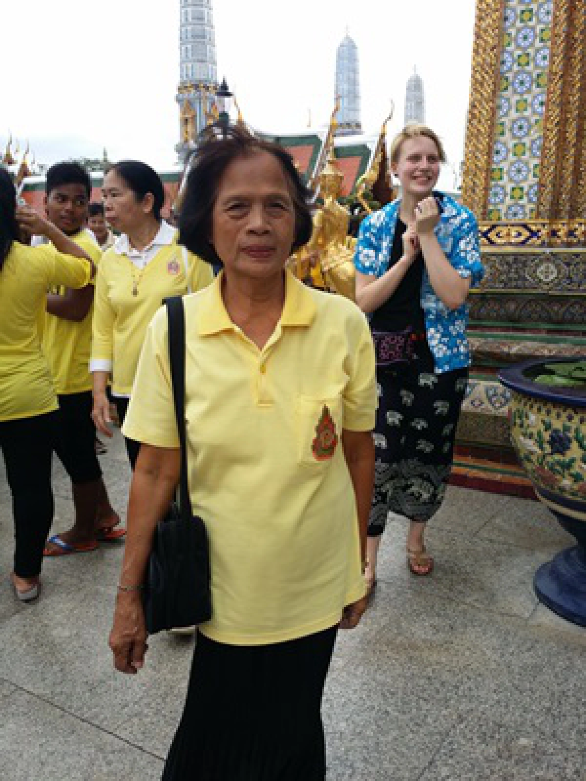 พสกนิกรหลั่งไหลขอพรวัดพระแก้วให้"ในหลวง"ทรงแข็งแรง