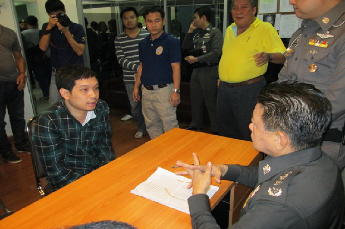 รวบลูกอดีตปัดกระทรวงตุ๋นขายหุ้น 281 ล้าน รวบลูกอดีตปัดกระทรวงตุ๋นขายหุ้น 281 ล้าน