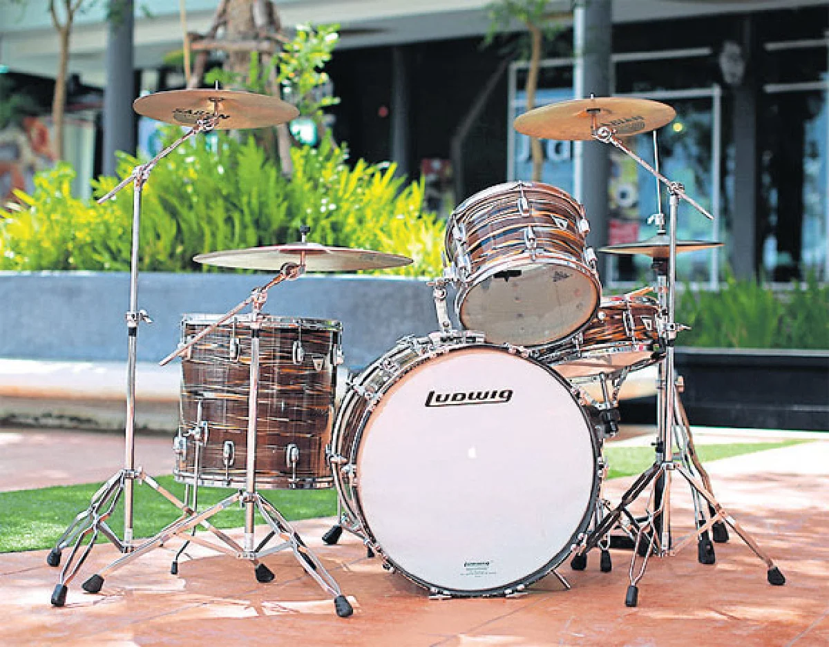 กลองและโมเดลรถสุดรัก ของนัทธพงศ์ คุณาจิระกุล