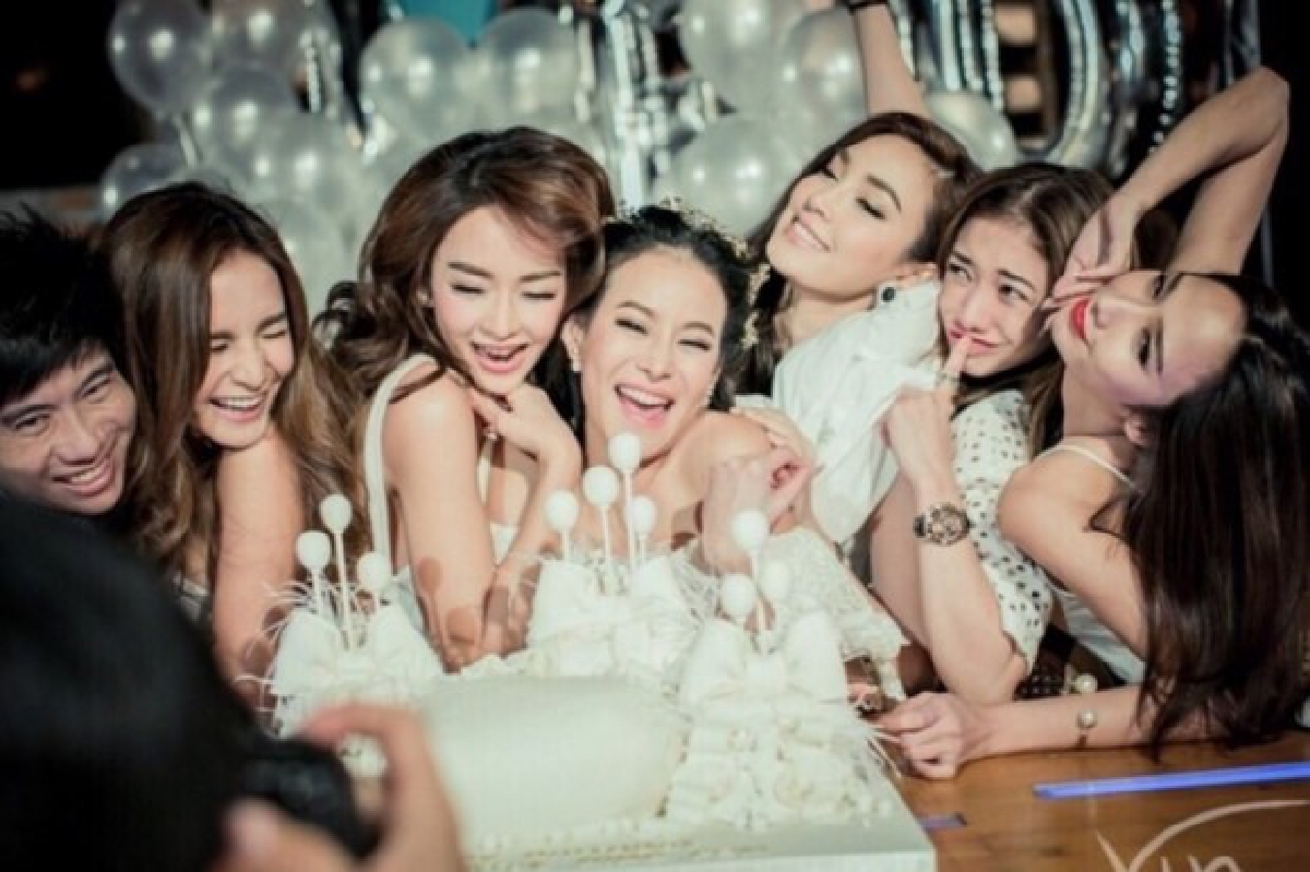 "เป้ย กระแต หนิง"ฉลองวันเกิดรวมแก๊งสาวธันวาคม "เป้ย กระแต หนิง"ฉลองวันเกิดรวมแก๊งสาวธันวาคม