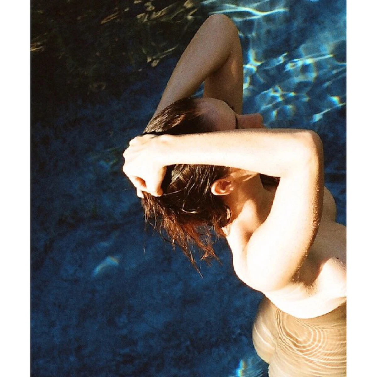 เซ็กซี่ไม่มีลิมิต!"ซาร่า"เปลือยทั้งตัวลงสระว่ายน้ำ