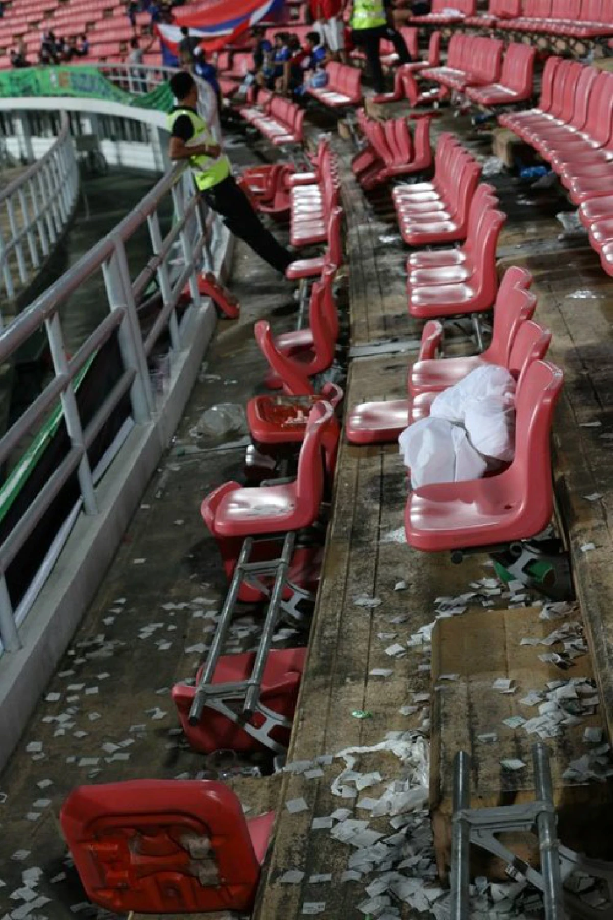 แฟนบอลไทยโต้เดือด!เชียร์ดุ-จุดพลุไฟในสนาม