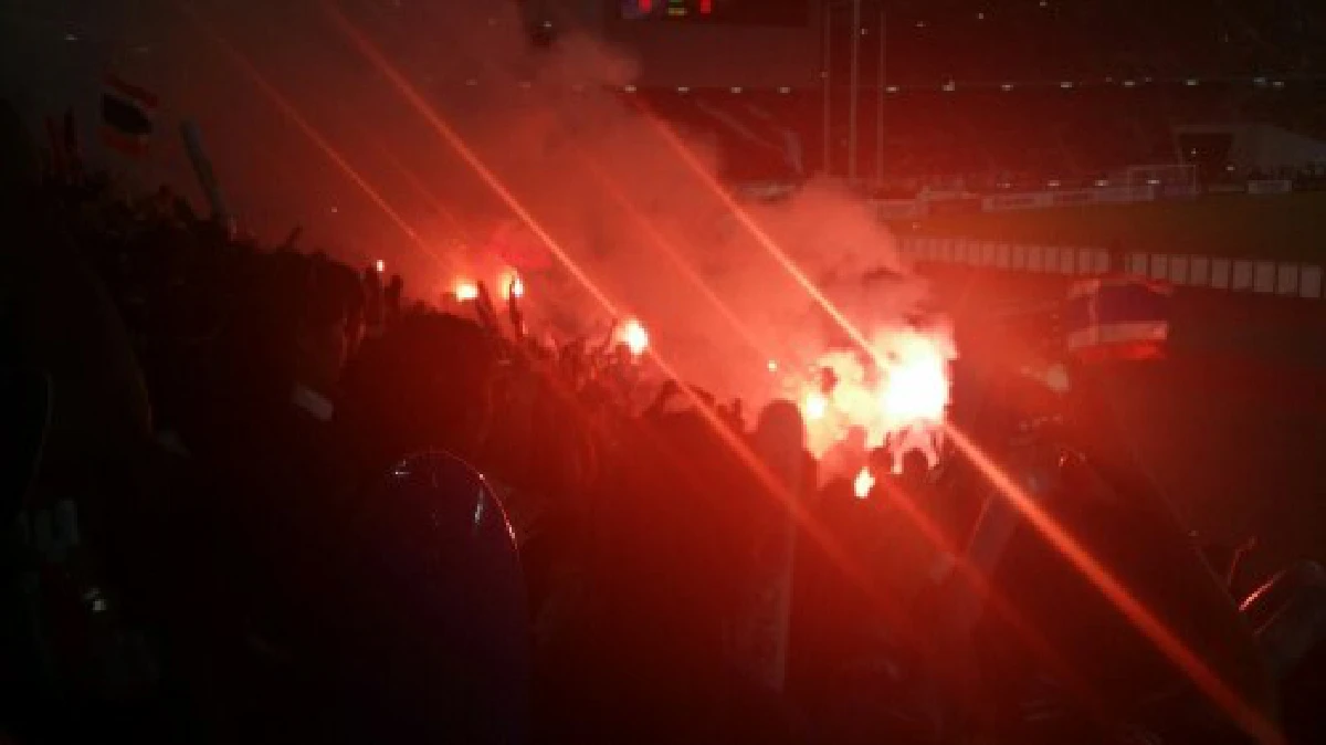 แฟนบอลไทยโต้เดือด!เชียร์ดุ-จุดพลุไฟในสนาม