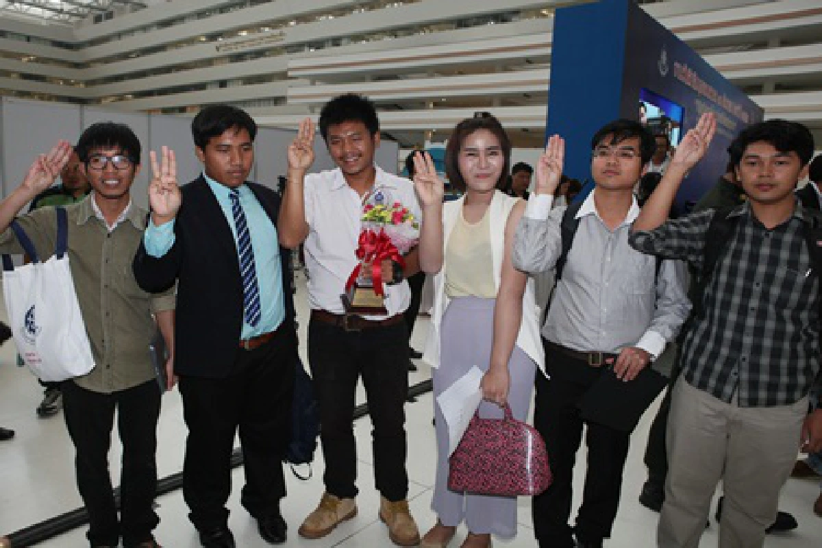 ป่วน!กลุ่มนศ.ชูสามนิ้ว-ชูป้าย"เลิกจ้าง กสม."