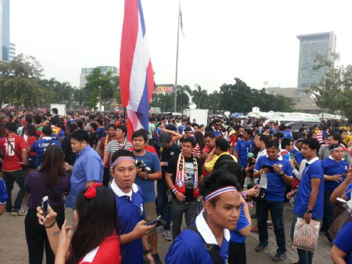 สุดคึกคัก!แฟนบอลไทย-มาเลย์ก่อนฟาดแข้งซูซูกิคัพ