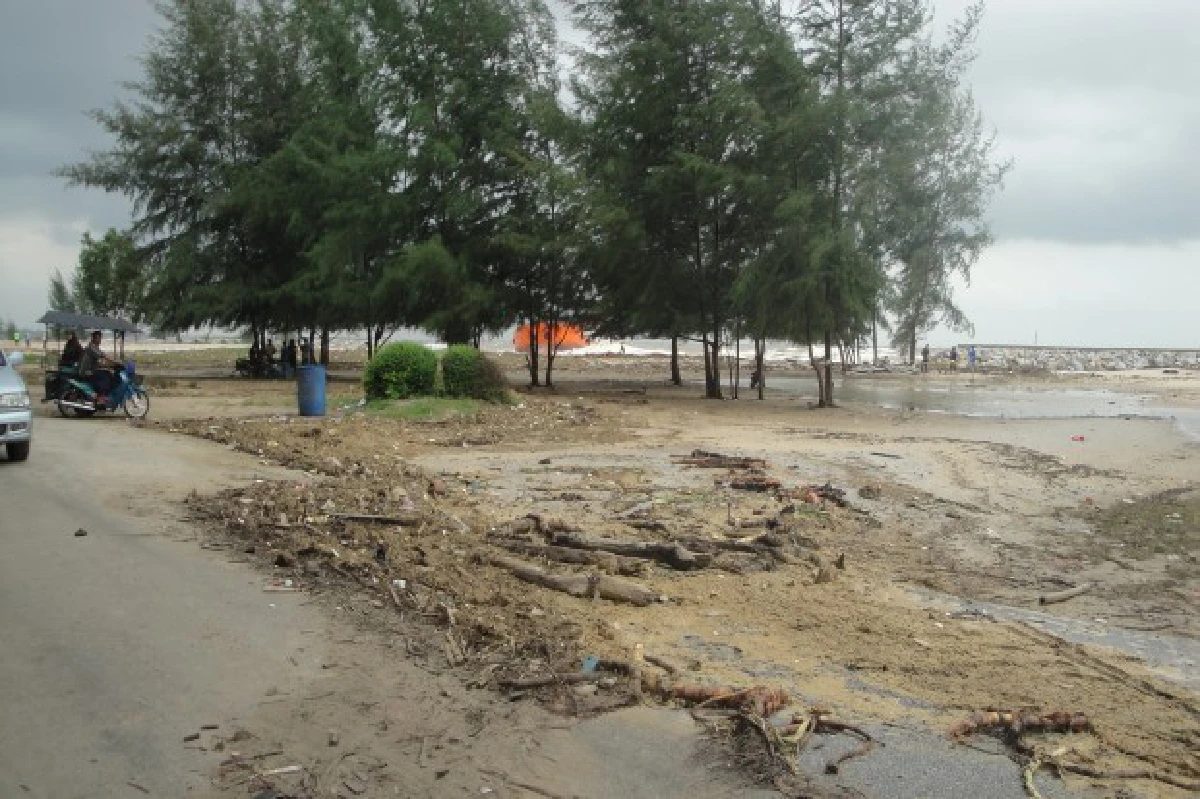 คลื่นซัดหาดนราทัศน์ขยะเกลื่อน