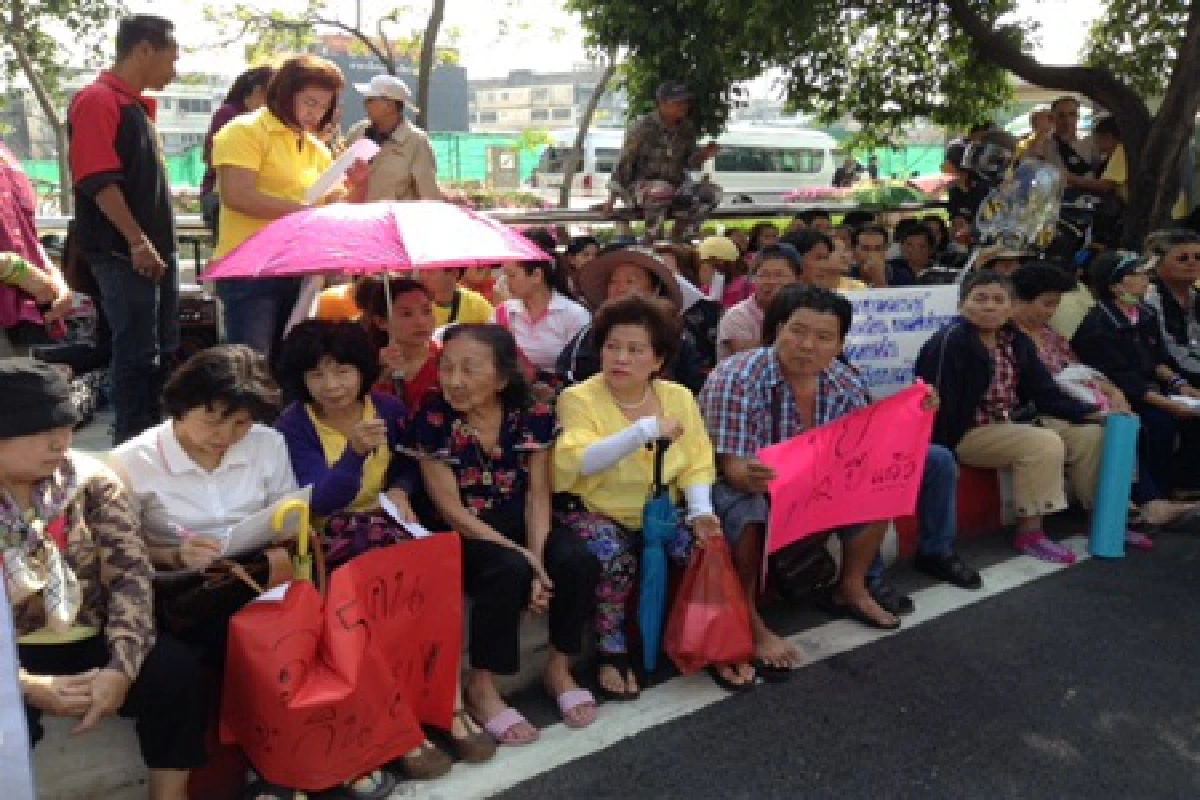 แผงลอยคลองถมปักหลักประท้วงกทม.จัดระเบียบ