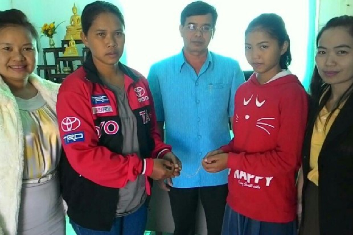 ด.ญ.ชัยภูมิใจงามเก็บสร้อยทองคืนเจ้าของ ด.ญ.ชัยภูมิใจงามเก็บสร้อยทองคืนเจ้าของ