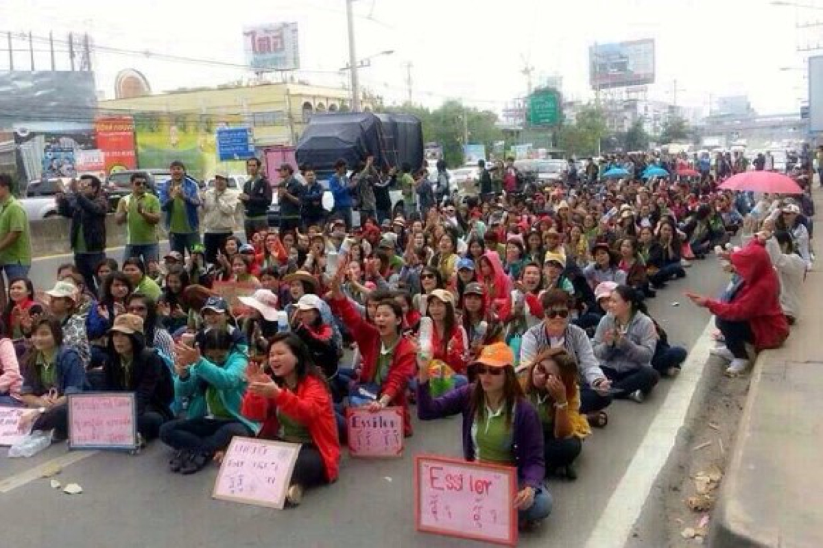 พนักงานประท้วงปิดถนนทหารขู่จับแกนนำ พนักงานประท้วงปิดถนนทหารขู่จับแกนนำ