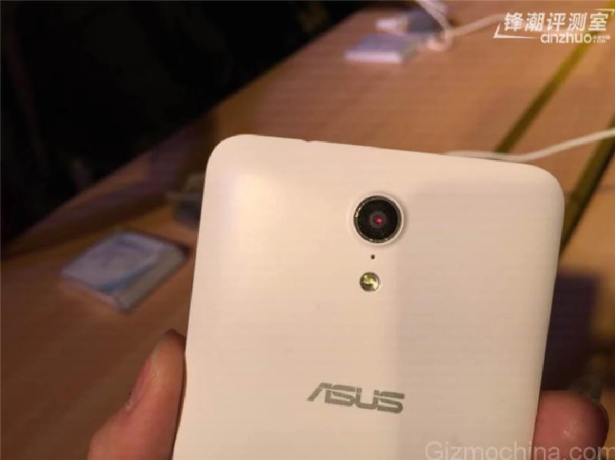 'เอซุส'เปิดตัวสมาร์ทโฟนสเปคแจ่ม ราคาเพียง4,200บาท! (มีคลิป)