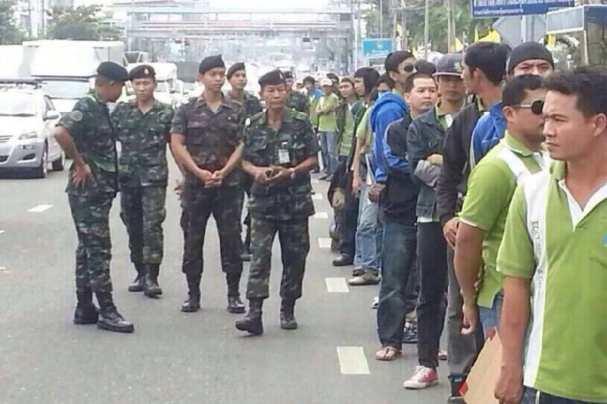 พนักงานประท้วงปิดถนนทหารขู่จับแกนนำ