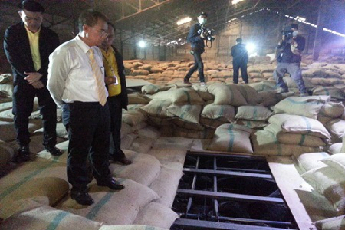 ตรวจโกดังข้าวปทุมฯพบข้าวหายกว่าแสนกระสอบ