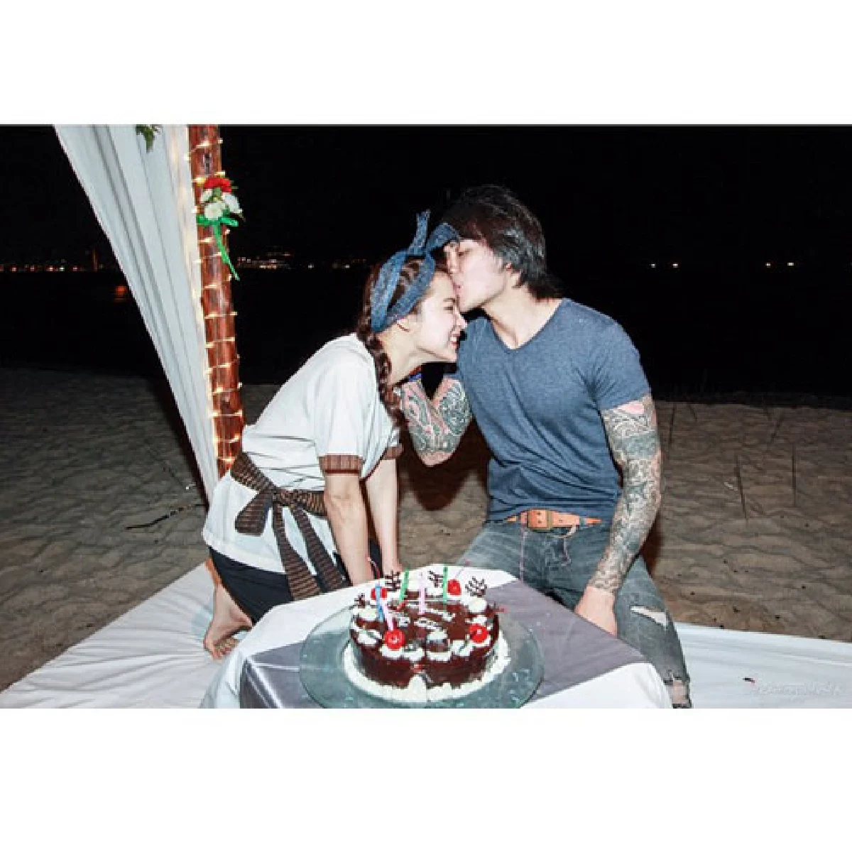 หวานสุดๆ!"ดีเจต้นหอม"เซอร์ไพร์สวันเกิด"แทค"ริมทะเล