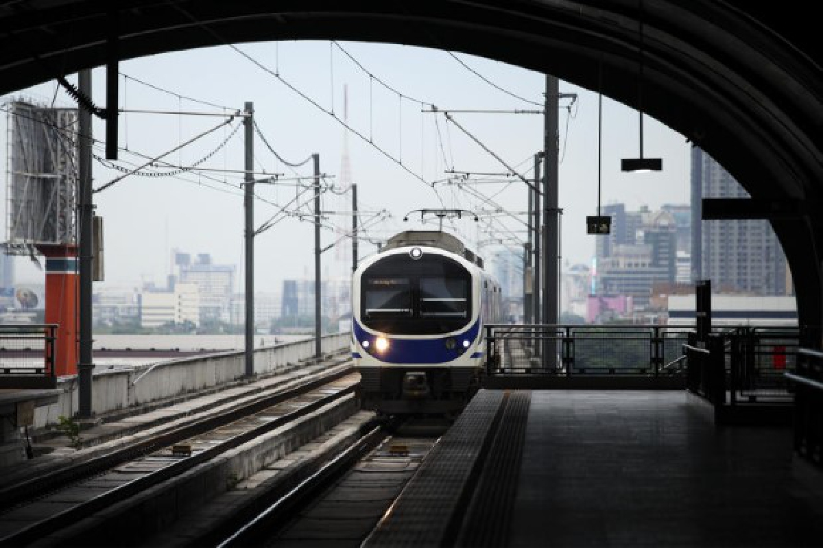 ไฟตกกระทบระบบคุมรถไฟฟ้าแอร์พอร์ตเรลลิงค์ชั่วคราว ไฟตกกระทบระบบคุมรถไฟฟ้าแอร์พอร์ตเรลลิงค์ชั่วคราว