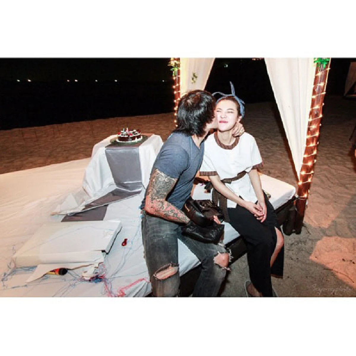 หวานสุดๆ!"ดีเจต้นหอม"เซอร์ไพร์สวันเกิด"แทค"ริมทะเล